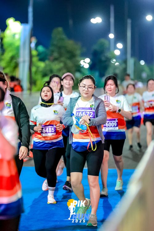 Race photo from PIK NITE RUN 2025