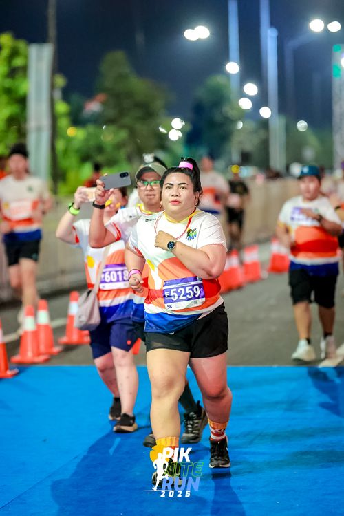 Race photo from PIK NITE RUN 2025