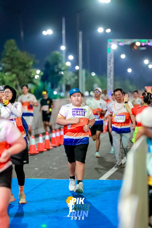 Race photo from PIK NITE RUN 2025