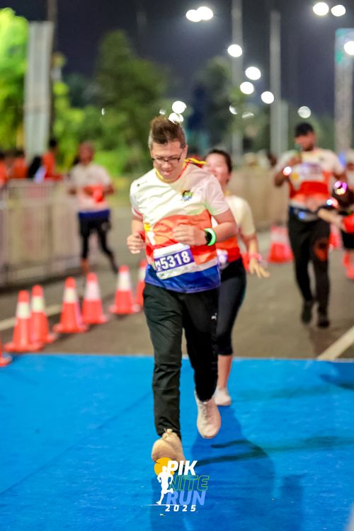 Race photo from PIK NITE RUN 2025