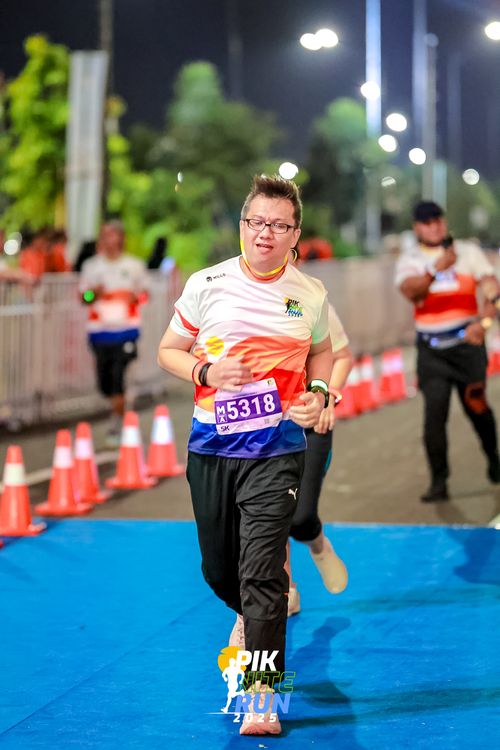 Race photo from PIK NITE RUN 2025