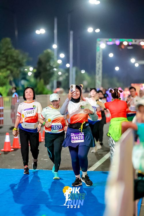 Race photo from PIK NITE RUN 2025