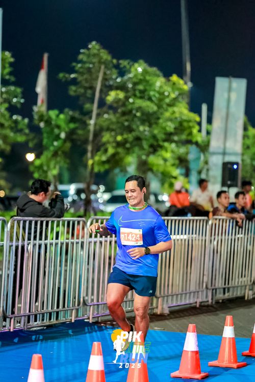 Race photo from PIK NITE RUN 2025