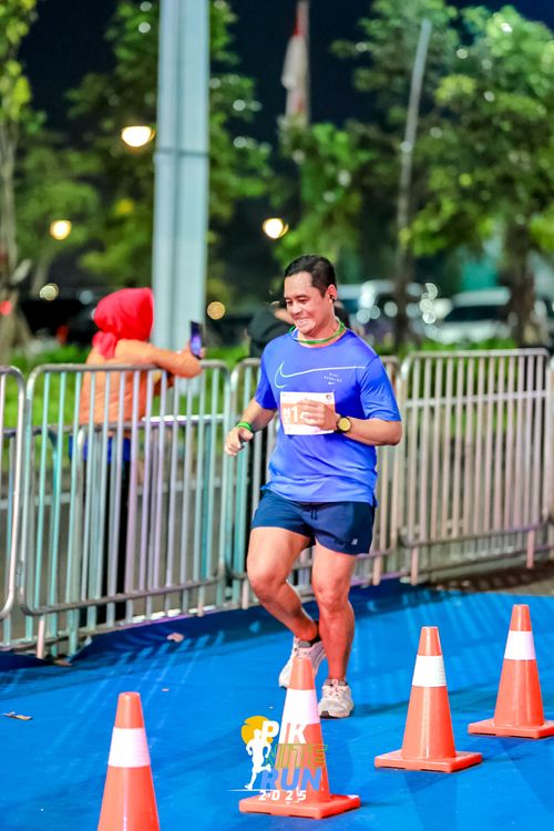 Race photo from PIK NITE RUN 2025