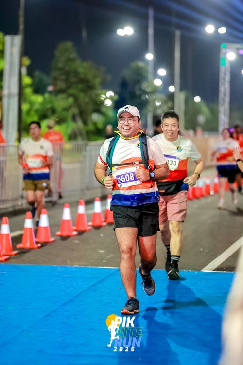 Race photo from PIK NITE RUN 2025