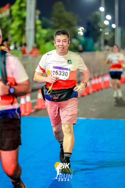 Race photo from PIK NITE RUN 2025