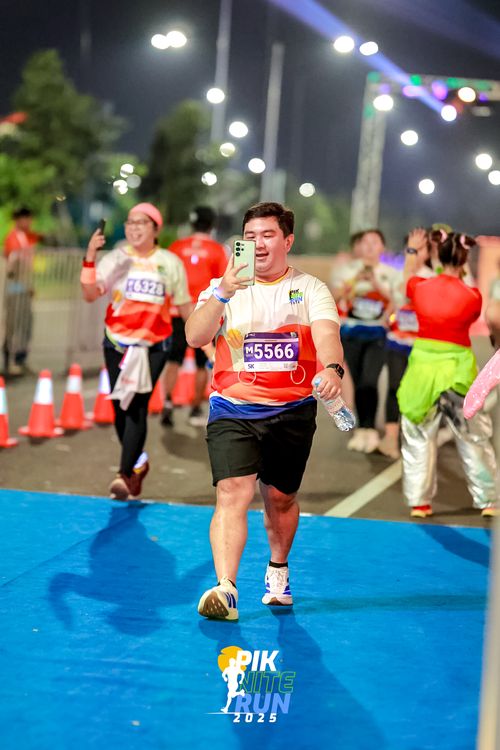 Race photo from PIK NITE RUN 2025