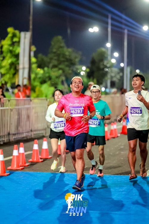 Race photo from PIK NITE RUN 2025
