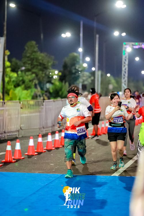 Race photo from PIK NITE RUN 2025