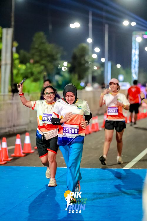 Race photo from PIK NITE RUN 2025