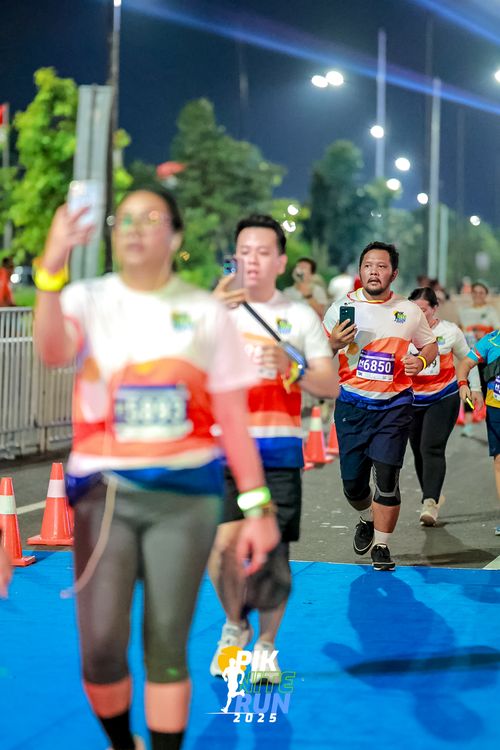 Race photo from PIK NITE RUN 2025