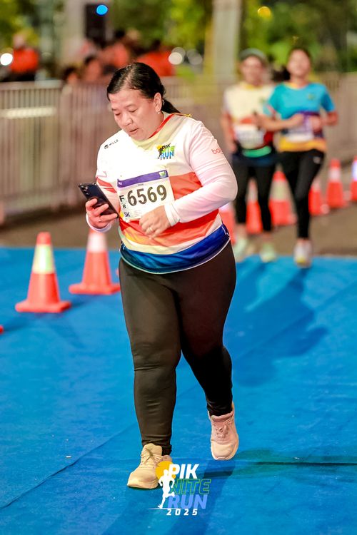Race photo from PIK NITE RUN 2025