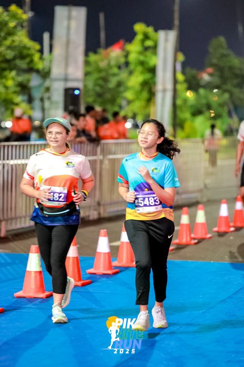 Race photo from PIK NITE RUN 2025