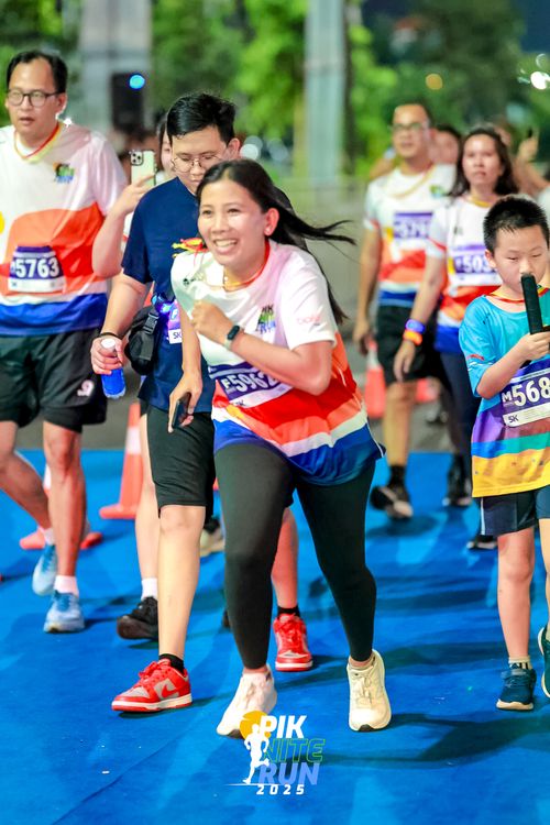 Race photo from PIK NITE RUN 2025