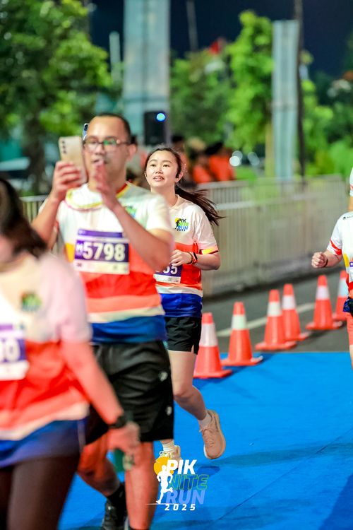Race photo from PIK NITE RUN 2025