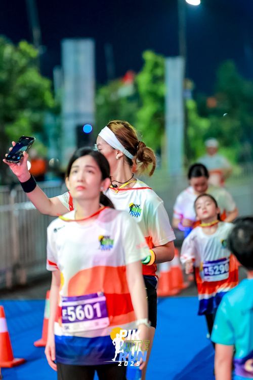 Race photo from PIK NITE RUN 2025