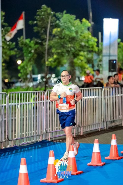 Race photo from PIK NITE RUN 2025