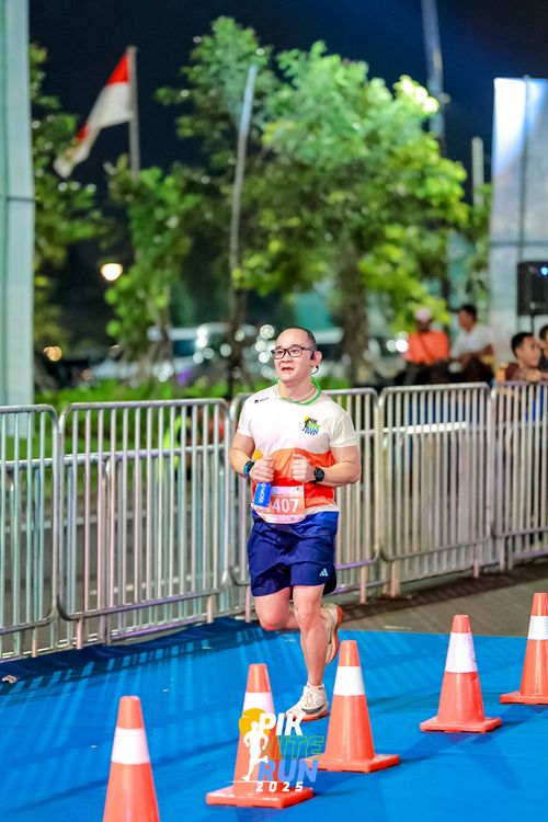 Race photo from PIK NITE RUN 2025