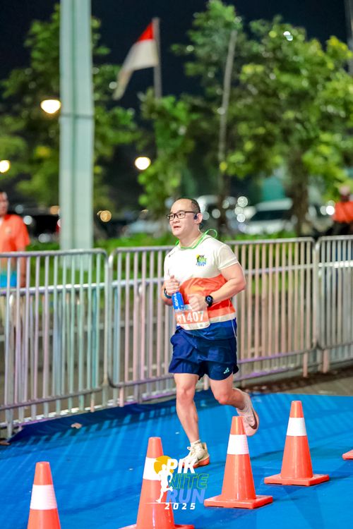 Race photo from PIK NITE RUN 2025