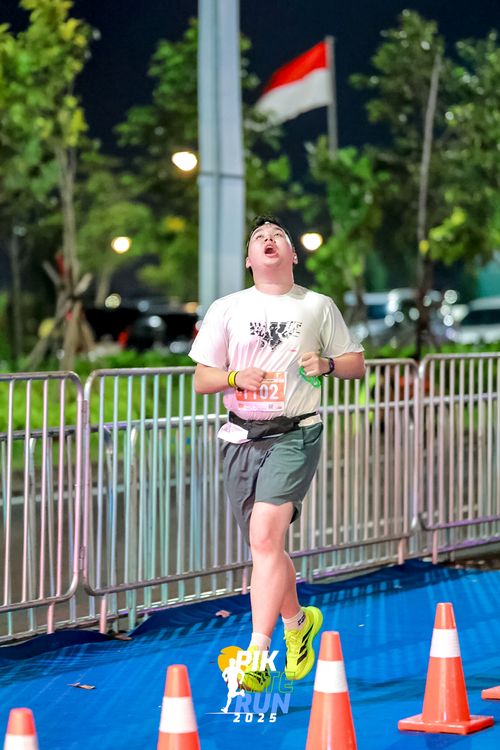 Race photo from PIK NITE RUN 2025