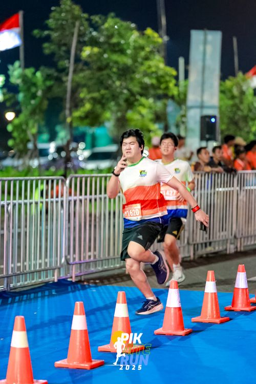 Race photo from PIK NITE RUN 2025