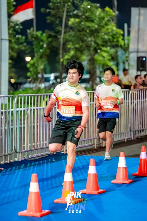 Race photo from PIK NITE RUN 2025