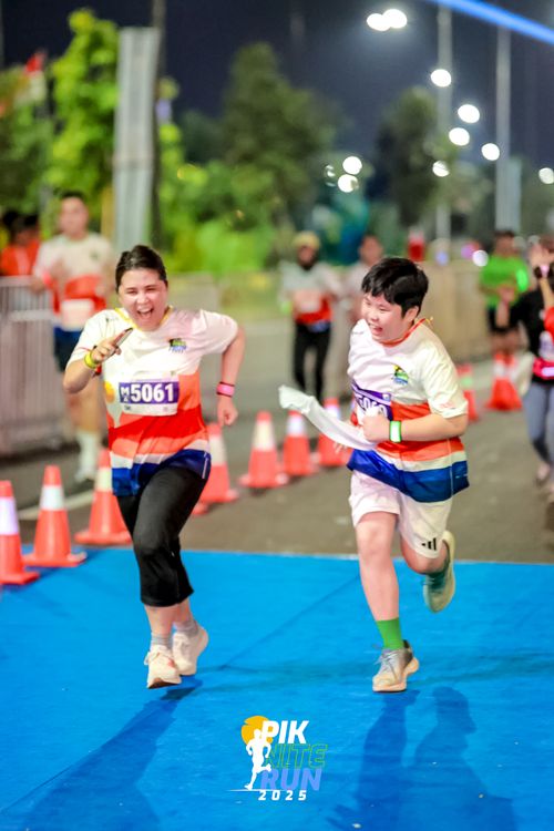 Race photo from PIK NITE RUN 2025