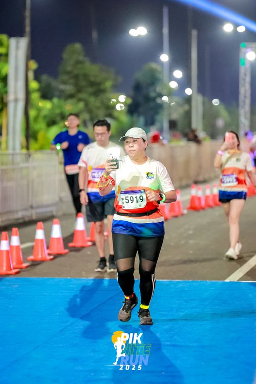 Race photo from PIK NITE RUN 2025