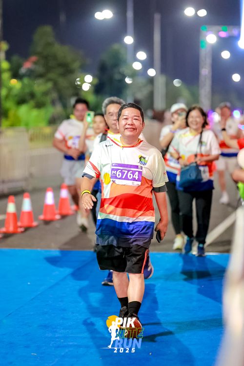 Race photo from PIK NITE RUN 2025