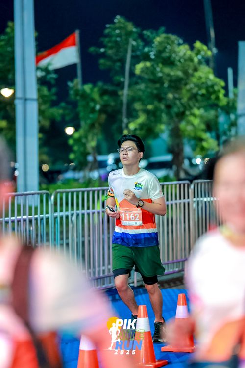 Race photo from PIK NITE RUN 2025