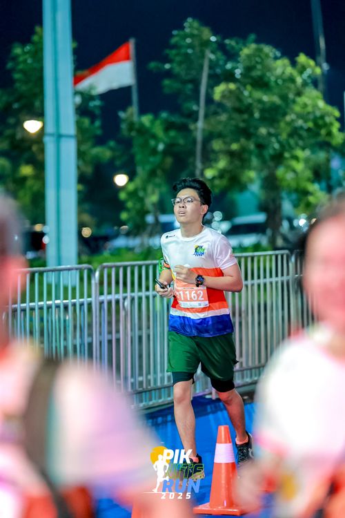 Race photo from PIK NITE RUN 2025
