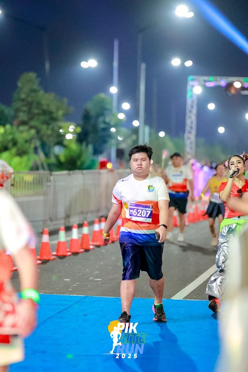 Race photo from PIK NITE RUN 2025