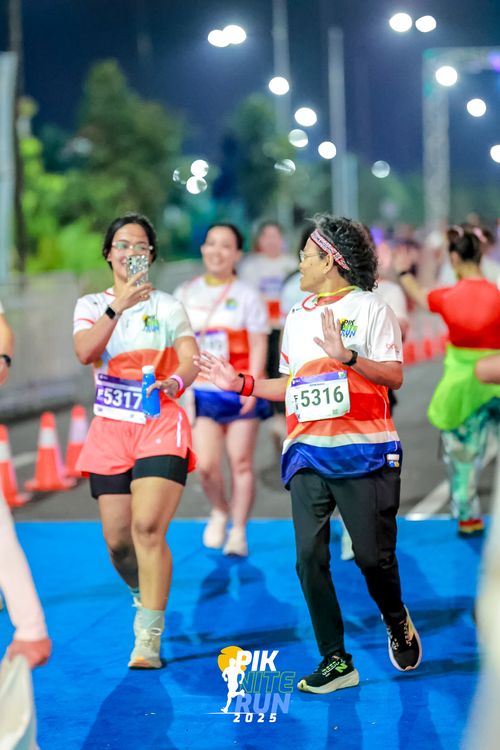 Race photo from PIK NITE RUN 2025