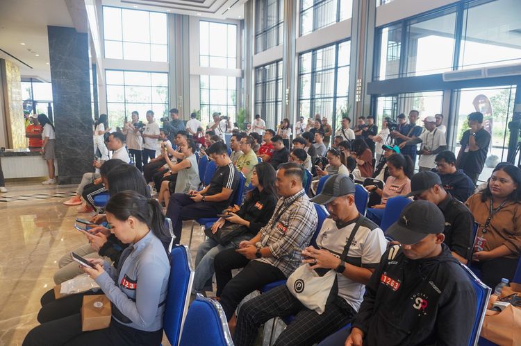 Race photo from PIK NITE RUN VIBES