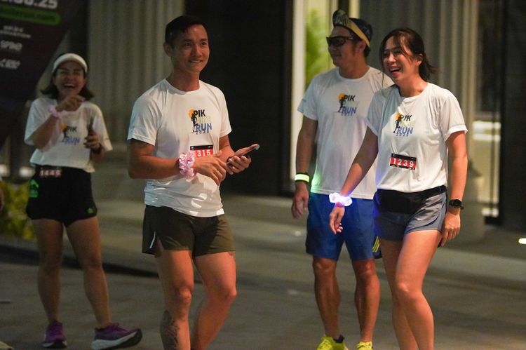 Race photo from PIK NITE RUN VIBES