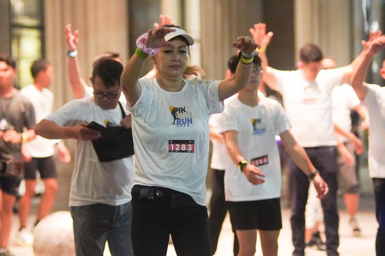Race photo from PIK NITE RUN VIBES