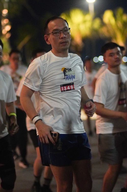 Race photo from PIK NITE RUN VIBES