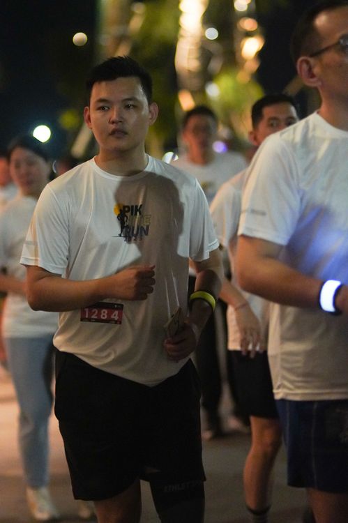 Race photo from PIK NITE RUN VIBES