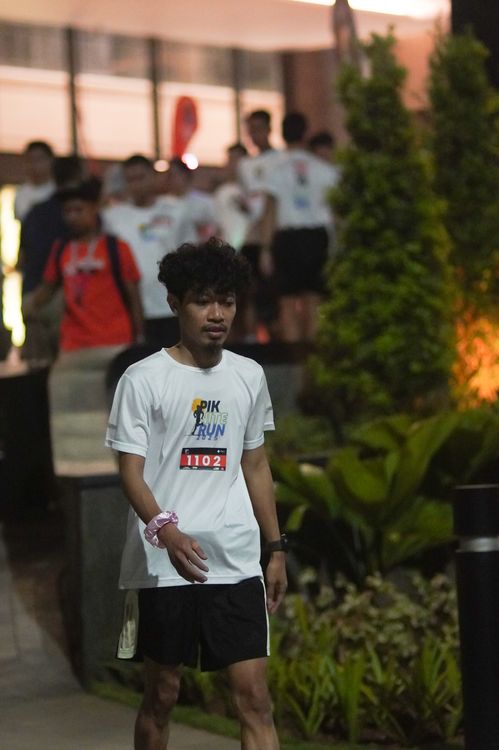 Race photo from PIK NITE RUN VIBES