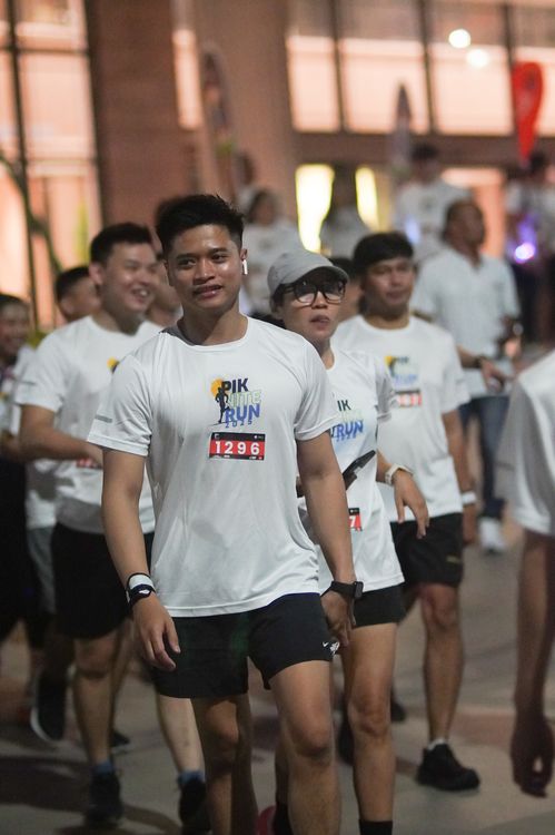 Race photo from PIK NITE RUN VIBES