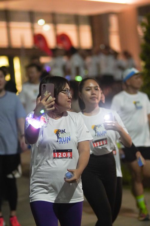 Race photo from PIK NITE RUN VIBES