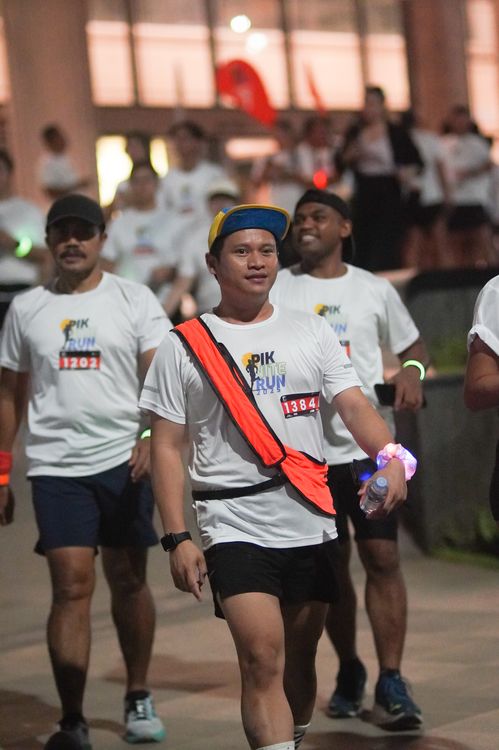 Race photo from PIK NITE RUN VIBES