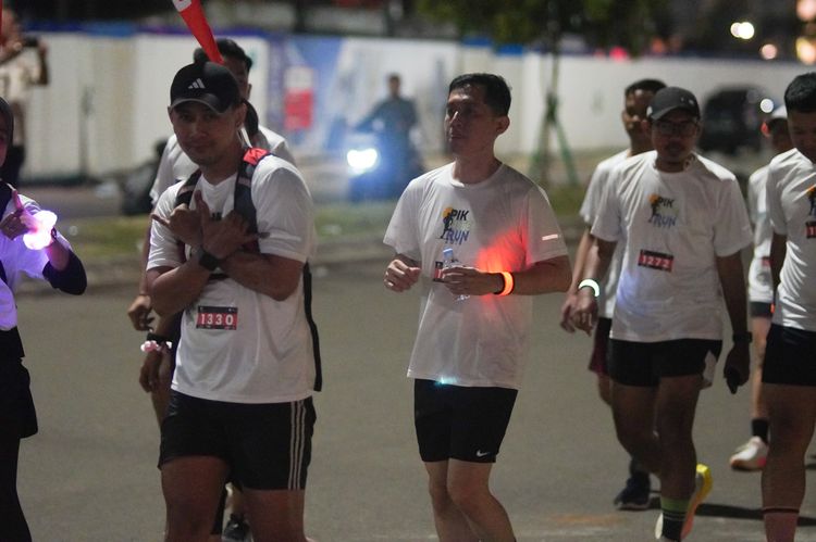 Race photo from PIK NITE RUN VIBES