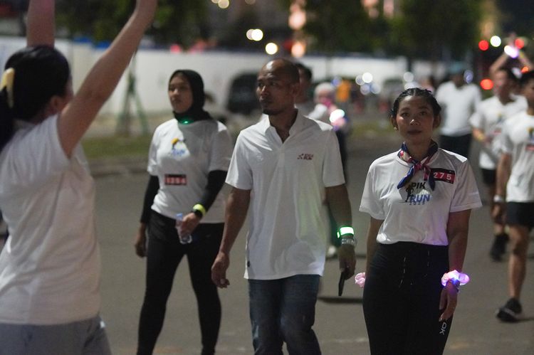 Race photo from PIK NITE RUN VIBES