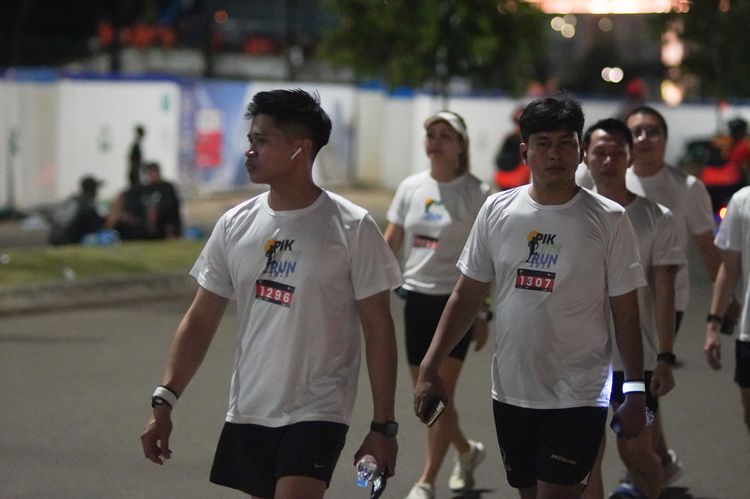 Race photo from PIK NITE RUN VIBES