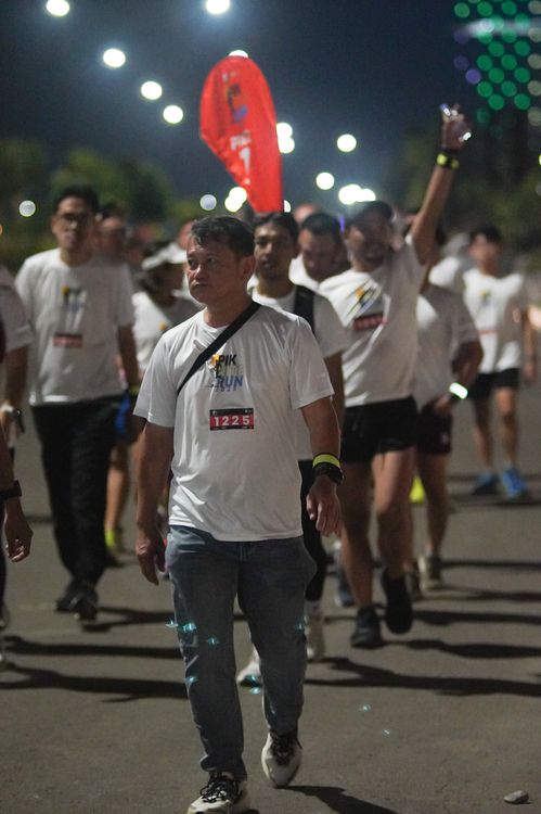 Race photo from PIK NITE RUN VIBES