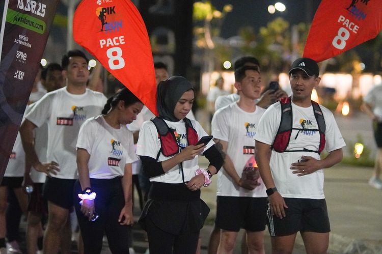 Race photo from PIK NITE RUN VIBES