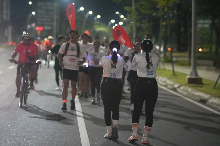 Race photo from PIK NITE RUN VIBES