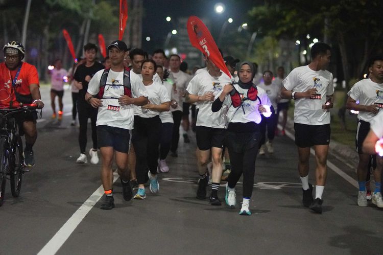 Race photo from PIK NITE RUN VIBES