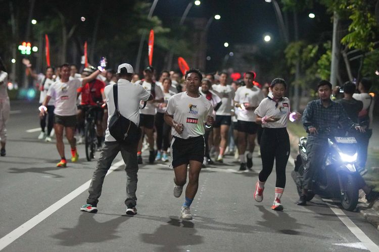 Race photo from PIK NITE RUN VIBES